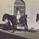 A cavallo di fronte al portone della Villa